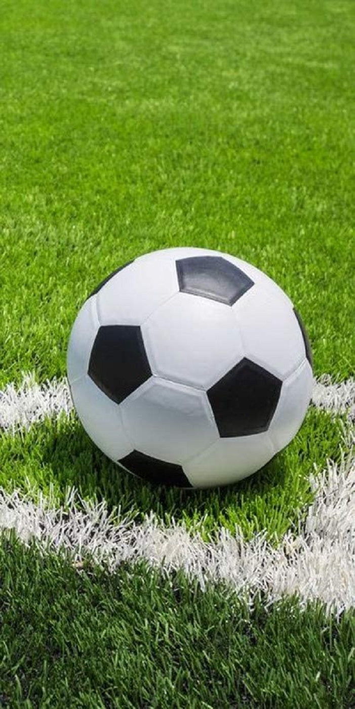 Fußball Duschtuch Badetuch Handtuch Strandtuch 70 x 140 cm Baumwolle Fußball auf Rasen in einer Ecke Motiv