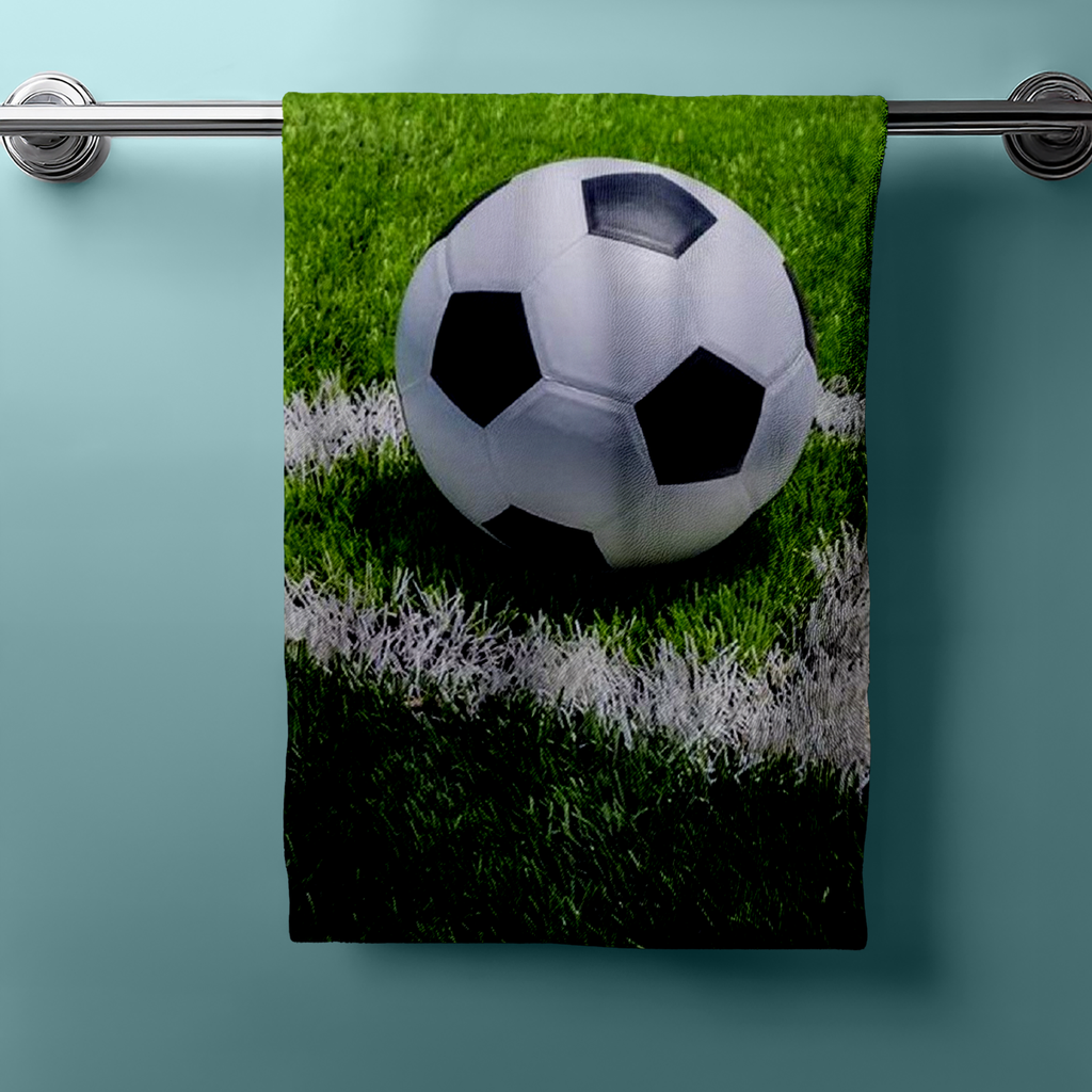 Fußball Duschtuch Badetuch Handtuch Strandtuch 70 x 140 cm Baumwolle an einem Handtuchhalter aufgehangen