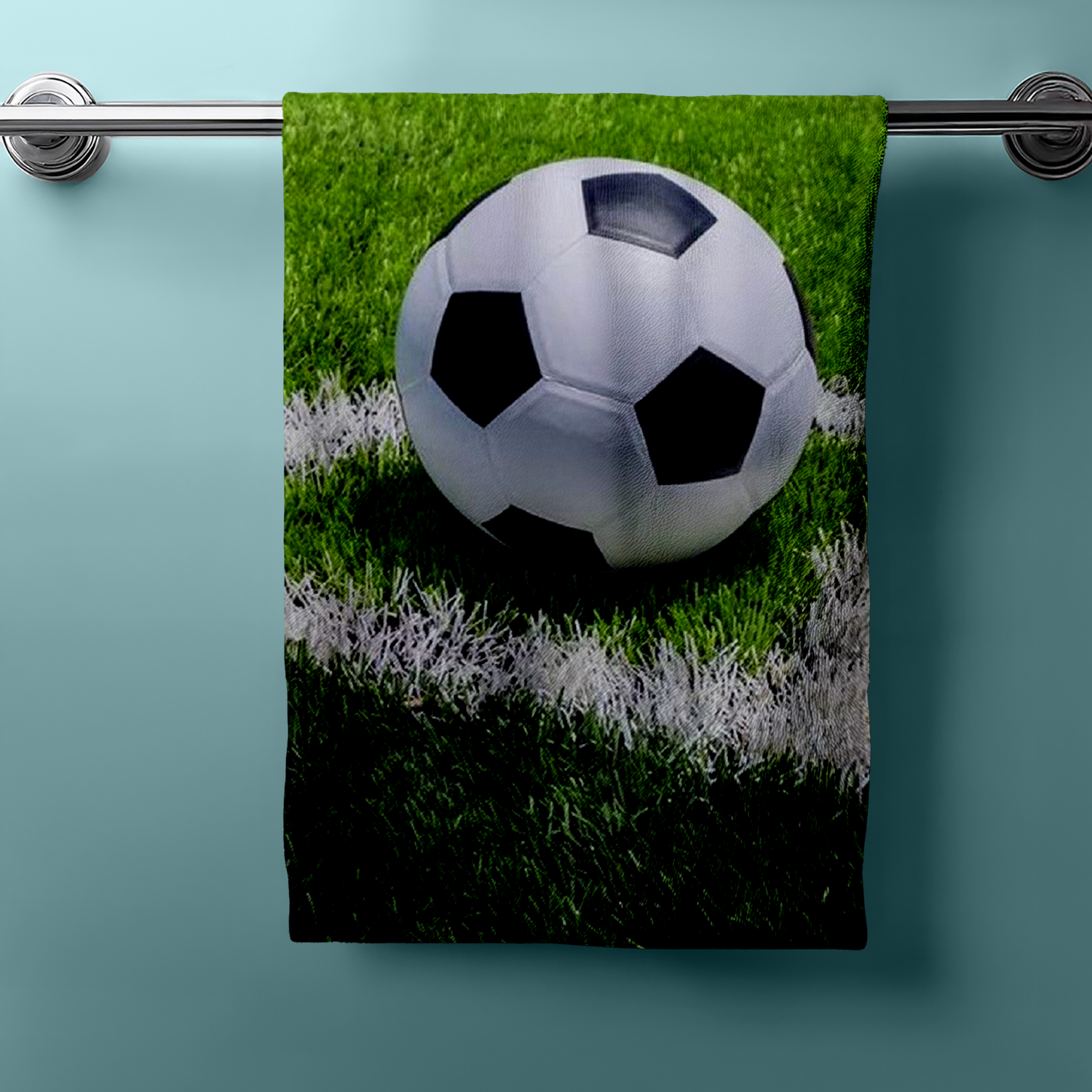 Fußball Duschtuch Badetuch Handtuch Strandtuch 70 x 140 cm Baumwolle an einem Handtuchhalter aufgehangen
