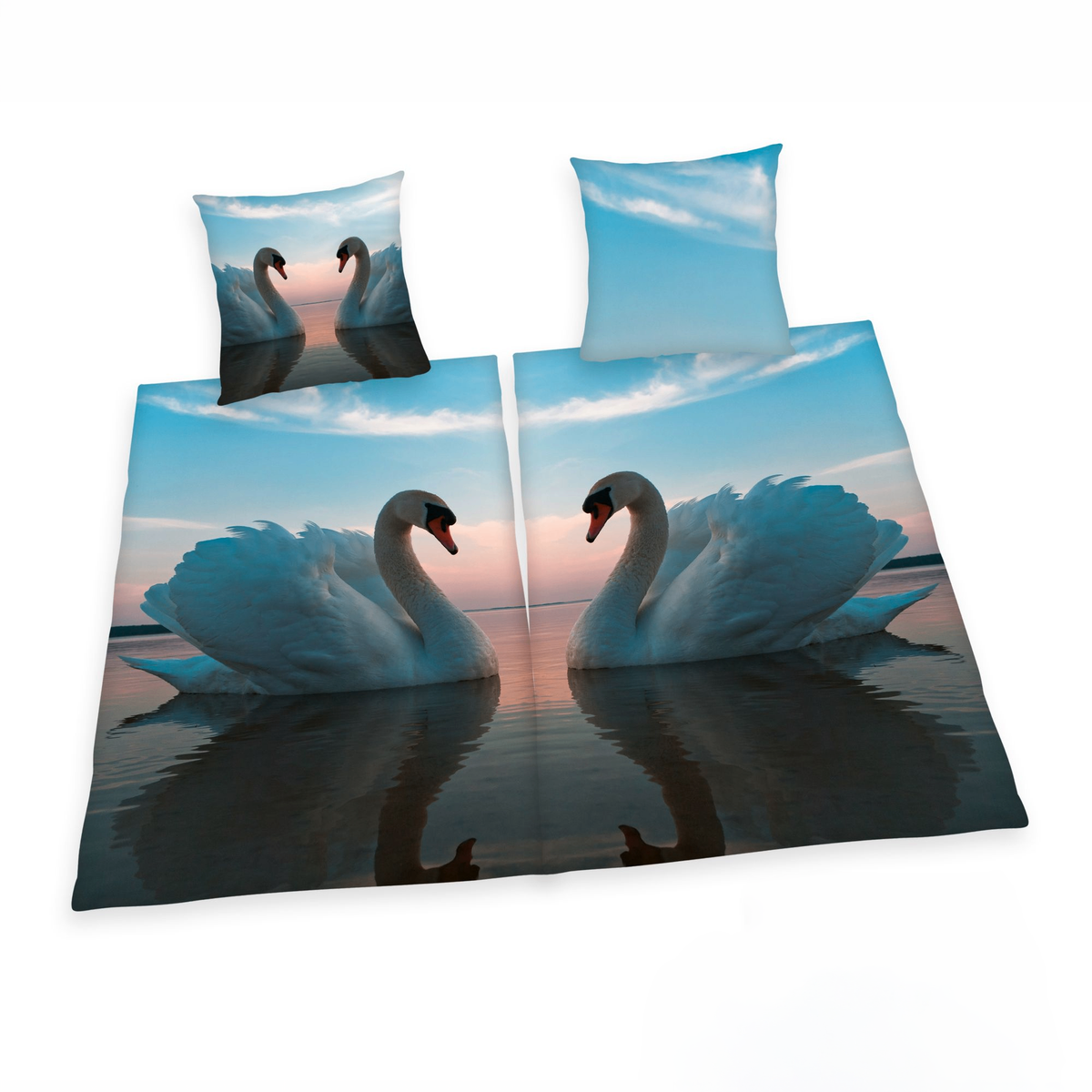 Freigestellte Produktansicht von der Partner Bettwäsche 4tlg. Schwanenpaar 135x200 cm / 80x80 cm, Baumwolle
