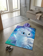 Rückseite von Dragons Badeponcho mit Kapuze 50x115 cm, 100% Baumwolle liegt auf einem Badezimmerboden.