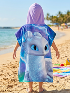 Mädchen präsentiert die Rückseite vom Dragons Badeponcho mit Kapuze 50x115 cm, 100% Baumwolle an einem Strand.