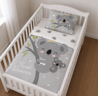 Baby Bettwäsche mit Koala 100x135 cm 40x60 cm 100% Baumwolle in einem Kinderzimmer. Schräge Ansicht auf das Babybett.