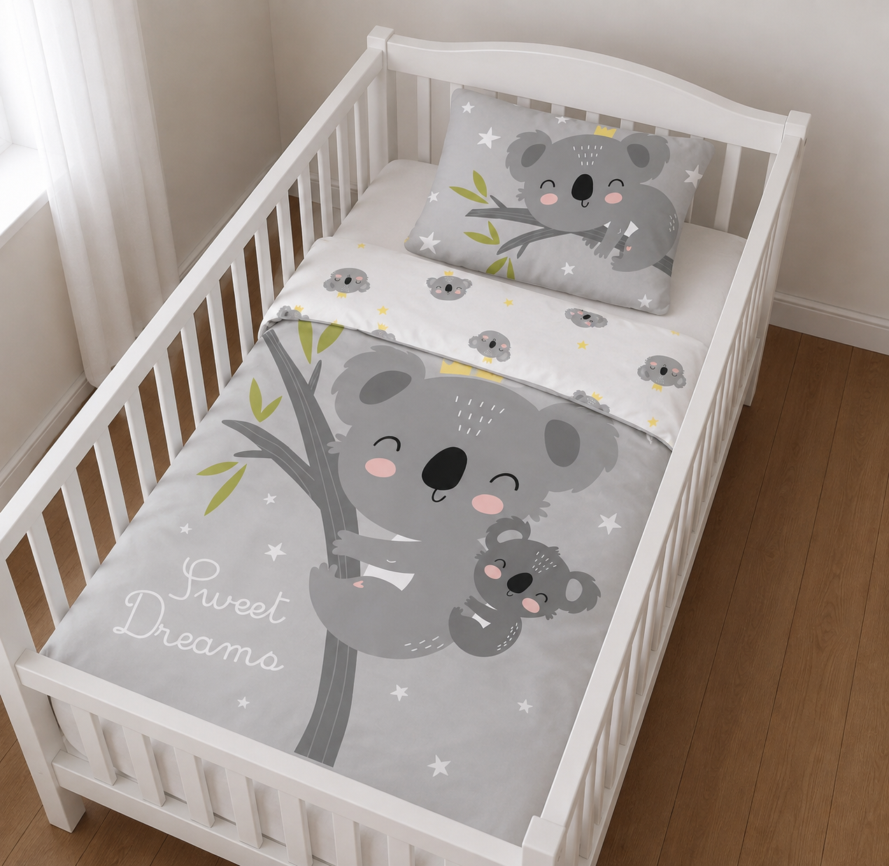 Baby Bettwäsche mit Koala 100x135 cm 40x60 cm 100% Baumwolle in einem Kinderzimmer. Schräge Ansicht auf das Babybett.