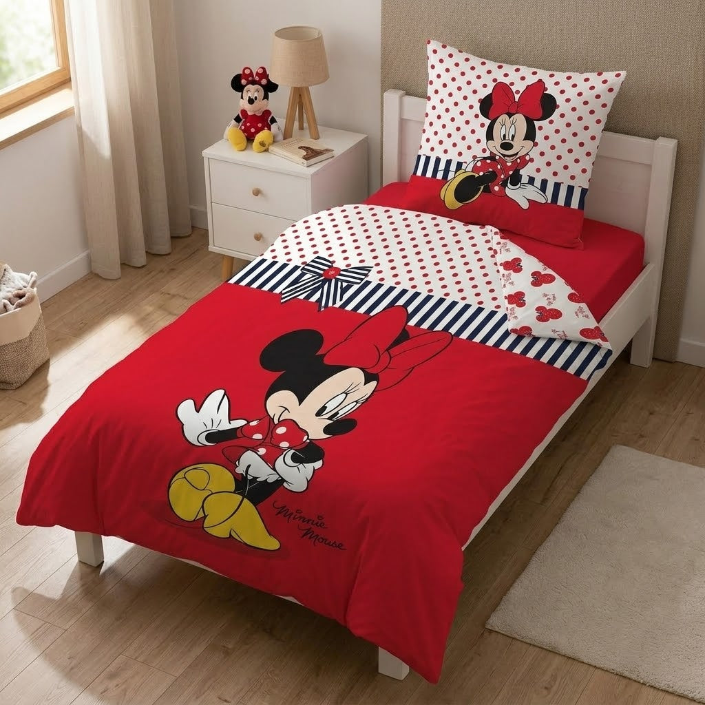 Ambiente Aufnahme von der Biber Bettwäsche Minnie Mouse Sweetie Flanell 135x200 cm Baumwolle in einem Bett. Schräge Ansicht auf das Bett.