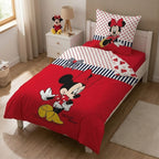 Ambiente Aufnahme von der Biber Bettwäsche Minnie Mouse Sweetie Flanell 135x200 cm Baumwolle in einem Bett. Schräge Ansicht auf das Bett.