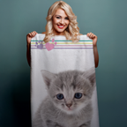 Frau hält Duschtuch Badetuch Handtuch Strandtuch mit Katze 70 x 140cm in der Hand