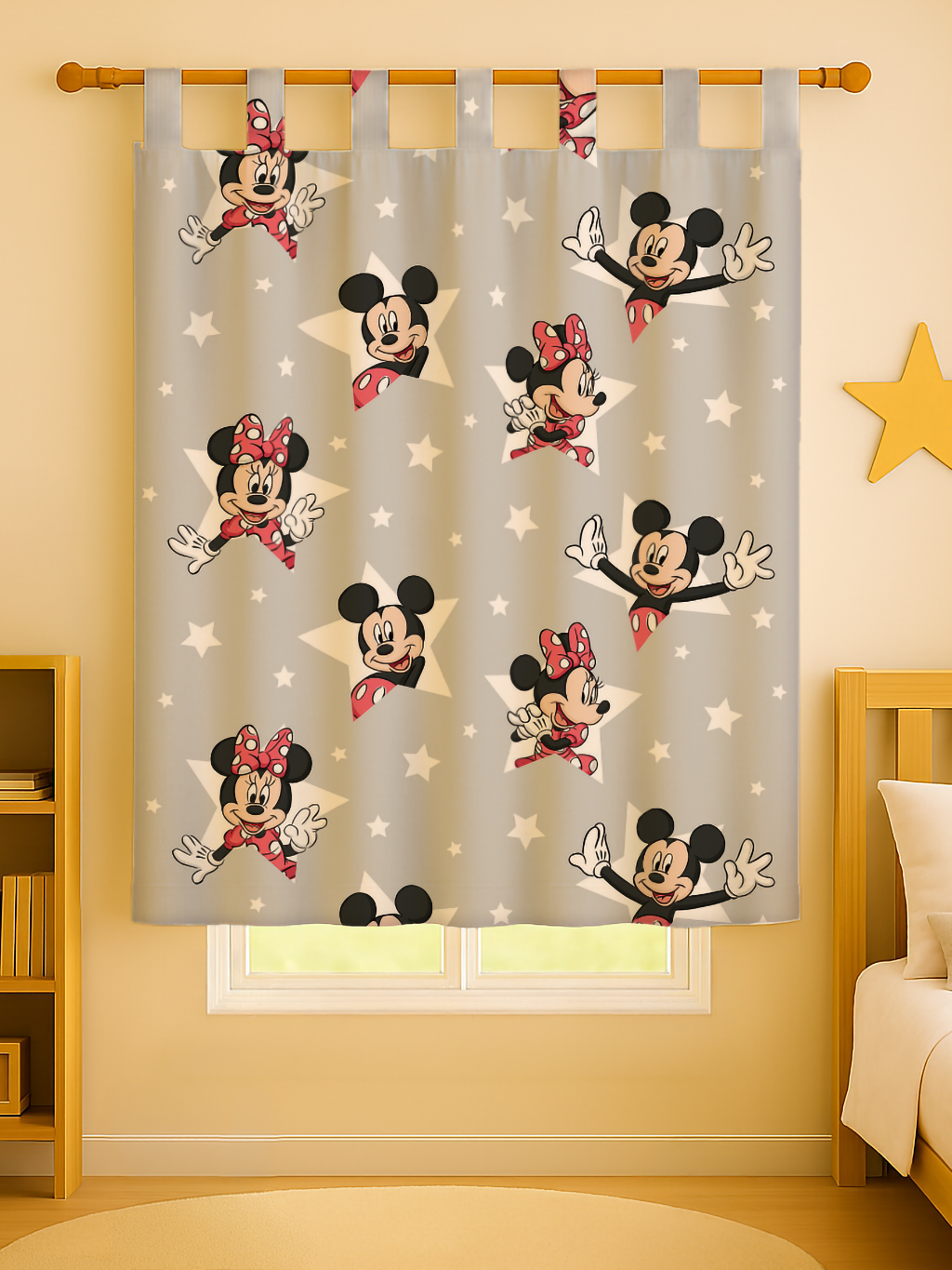 Ambiente Aufnahme von der Disney Minnie & Mickey Gardine Vorhang Fertiggardine 140 x 175 cm blickdicht an einer Gardinenstange.