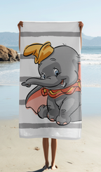 Person hält Disney Dumbo Duschtuch Strandtuch Badetuch  70 x 140 cm Baumwolle in der Hand