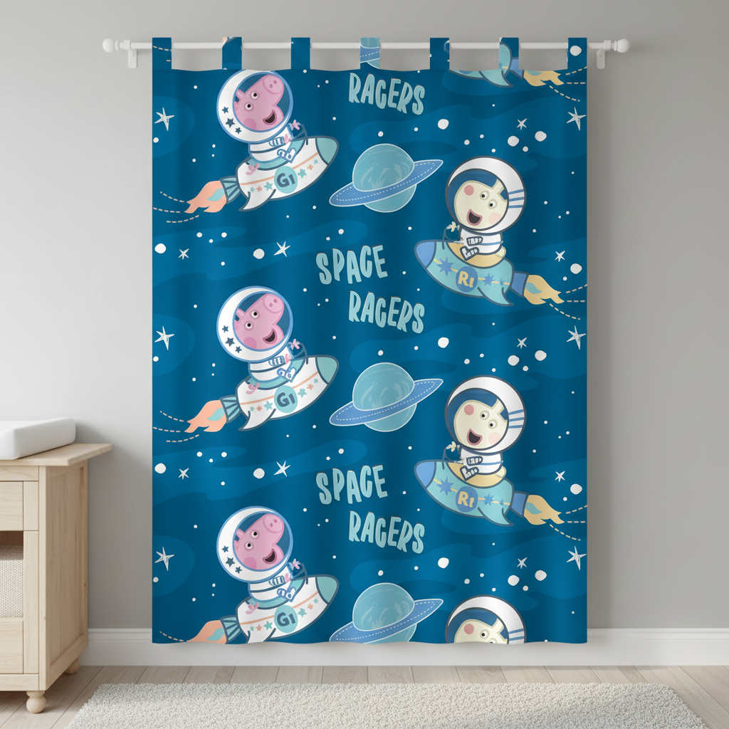 Frontalansicht auf Gardine Vorhang Peppa Pig Wutz Glow in the dark 140 x 160 cm in einem Kinderzimmer.