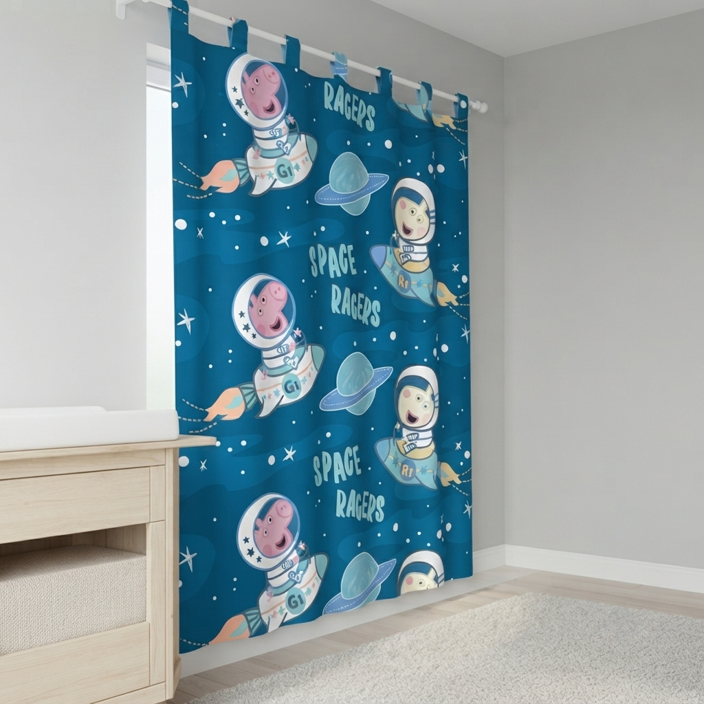 Schräge Ansicht auf Gardine Vorhang Peppa Pig Wutz Glow in the dark 140 x 160 cm in einem Kinderzimmer.
