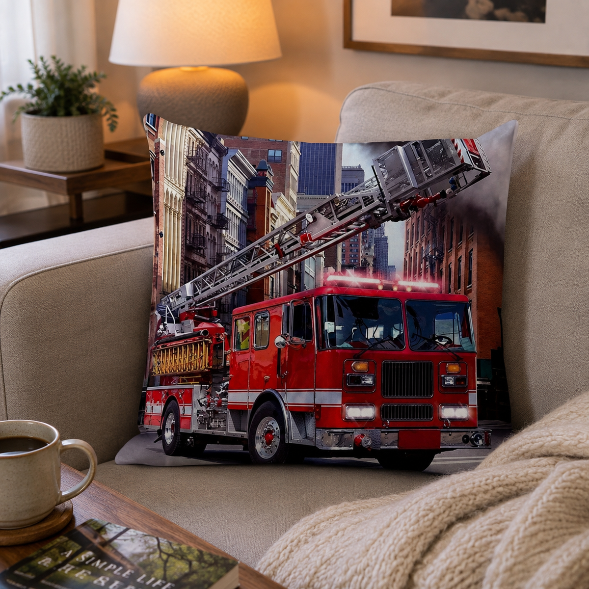 Ambiente Aufnahme von der Vorderseite vom Feuerwehr Kissen Kuschelkissen Dekokissen Feuerwehrauto 40 x 40 cm