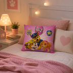 Ambiente Aufnahme vom Ambiente Aufnahme von der Vorderseite vom Paw Patrol Kissen Kuschelkissen Dekokissen 40 x 40 cm. Sanft beleuchtetes Kinderzimmer.
