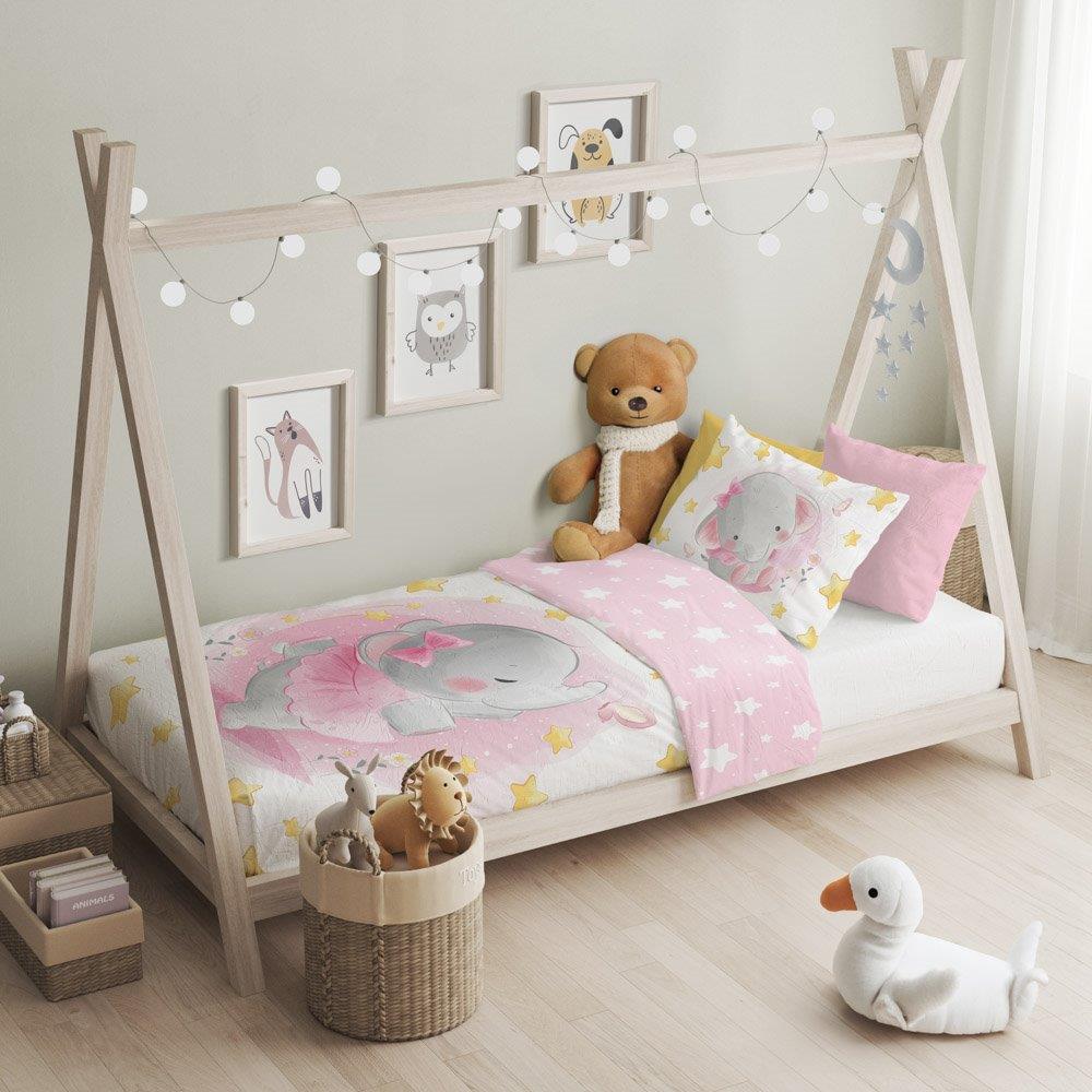 Baby Bettwäsche mit rosa Elefant 100x135 cm 100% Baumwolle aufgezogen auf einem Bett.