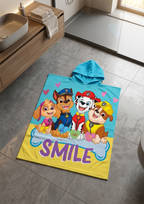 Paw Patrol Badeponcho Kinder Poncho Kapuze 50x100 cm, 100% Baumwolle liegend auf einem Badezimmerboden.
