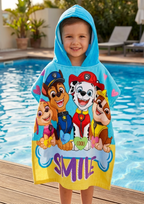Junge trägt den Paw Patrol Badeponcho Kinder Poncho Kapuze 50x100 cm, 100% Baumwolle. Im Hintergrund ist ein Pool.