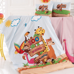 Eine bunte Zoo-Animals-Babybettwäsche, bestehend aus Kissen und Decke mit Illustrationen von Zootieren wie Giraffe, Affe, Flamingo und Papagei vor einem hellblauen Himmel mit Wolken und Sonne.