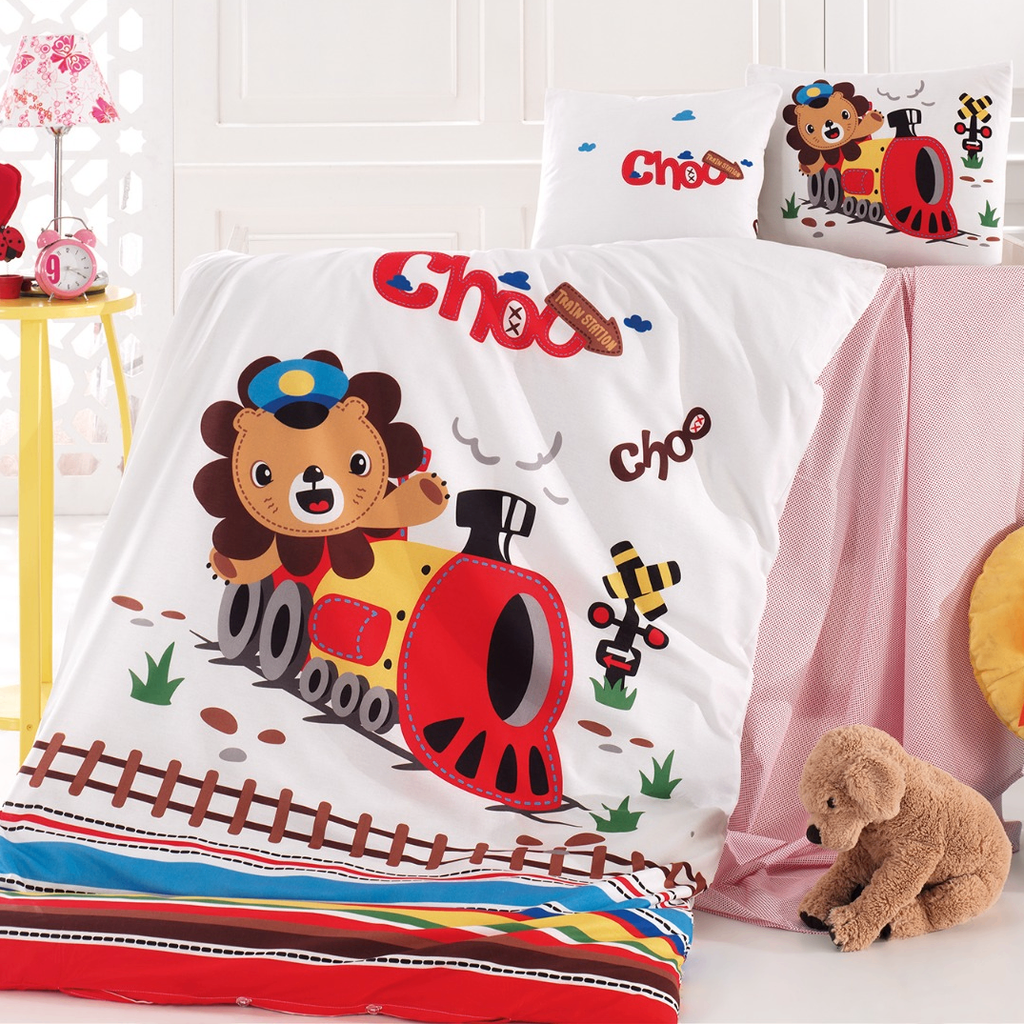Ambiente Aufnahme von Baby Bettwäsche Wendebettwäsche Lokomotive 100x135 cm 100% Baumwolle. Ansicht aus der Nähe.