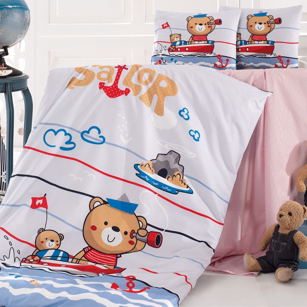 Ambiente Aufnahme von Baby Bettwäsche Wendebettwäsche Seemann Sailor 100x135 cm Baumwolle. Ansicht aus der Nähe.