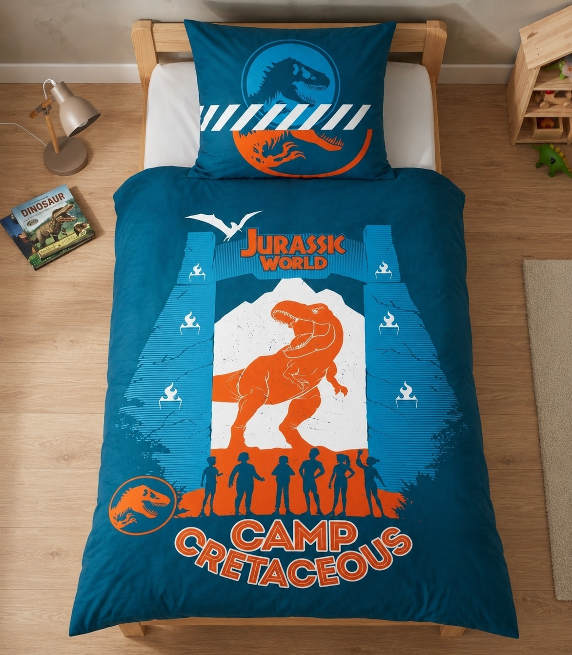 Ambiente Aufnahme vom Jurassic World T-Rex Dinosaurier Cretaceous Bettwäsche Set 135x200 cm in einem Bett. Ansicht von oben auf das Bett.