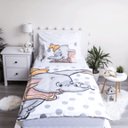 Vorderseite von Disney Baby Bettwäsche Disney Dumbo 100 x 135 cm 100% Baumwolle auf einem Babybett.
