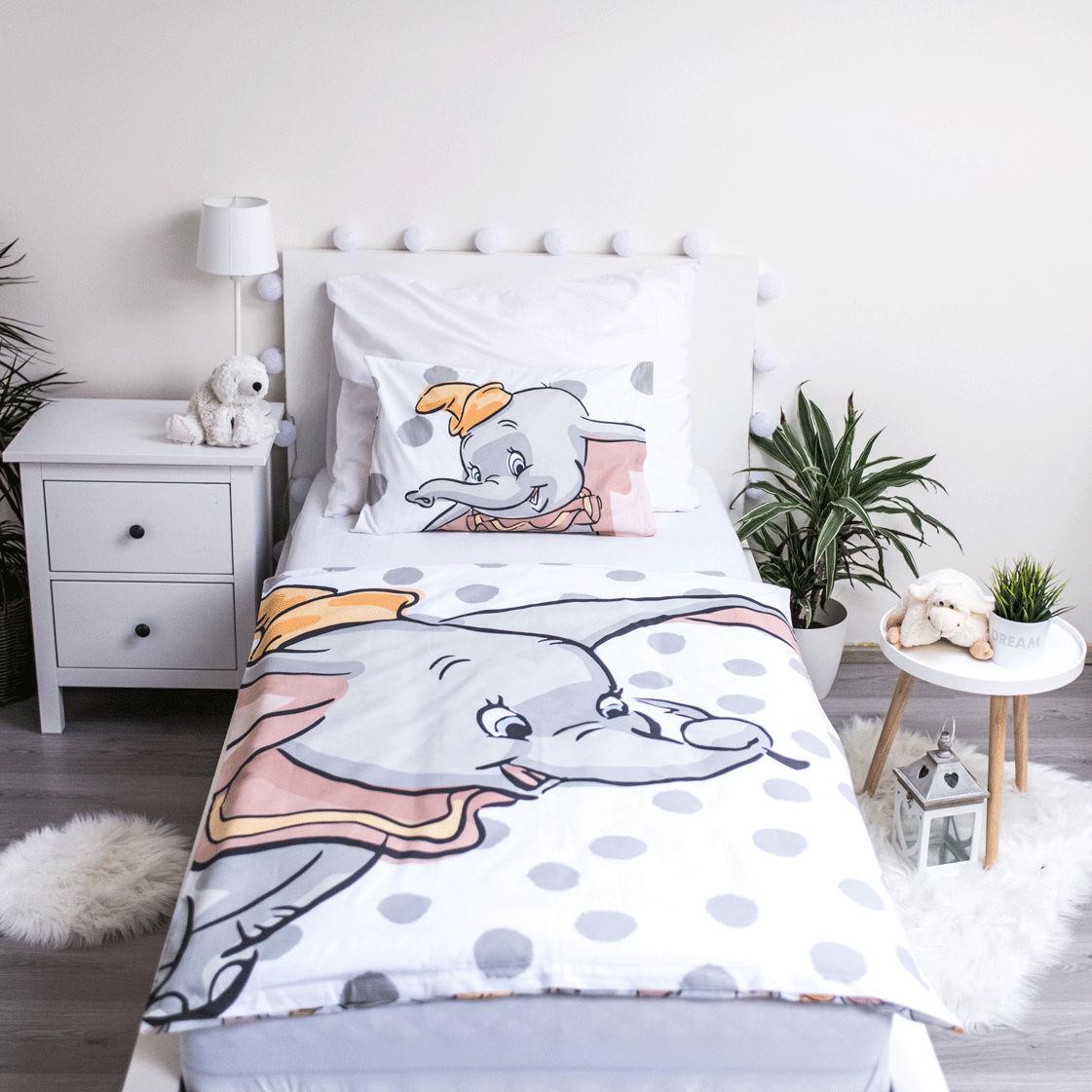 Vorderseite von Disney Baby Bettwäsche Disney Dumbo 100 x 135 cm 100% Baumwolle auf einem Babybett.
