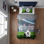 Bettwäsche Fußball Kissenbezug 80 x 80 cm und Bettbezug 135 x 200 cm, 100 % Baumwolle aufgezogen auf einem Bett. Ansicht von oben.