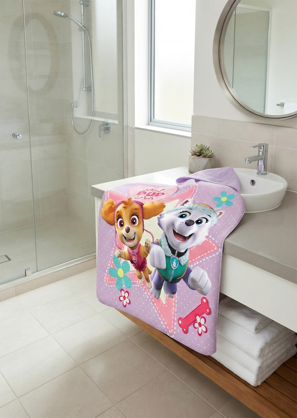 Paw Patrol Kinder Poncho Kapuze Girls 50x100cm / 100% Baumwolle in einem modernen Badezimmer dargestellt