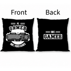 Freigestellte Produktansicht von Vorderseite und Rückseite vom Kissen Kuschelkissen Dekokissen Gamer 40 x 40 cm mit Beschriftung "Front" und "Back"