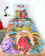 Ambiente Aufnahme vom Dino Ranch Wende Bettwäsche Set 2tlg 135 x 200 cm 80 x 80 cm Baumwolle in einem Bett