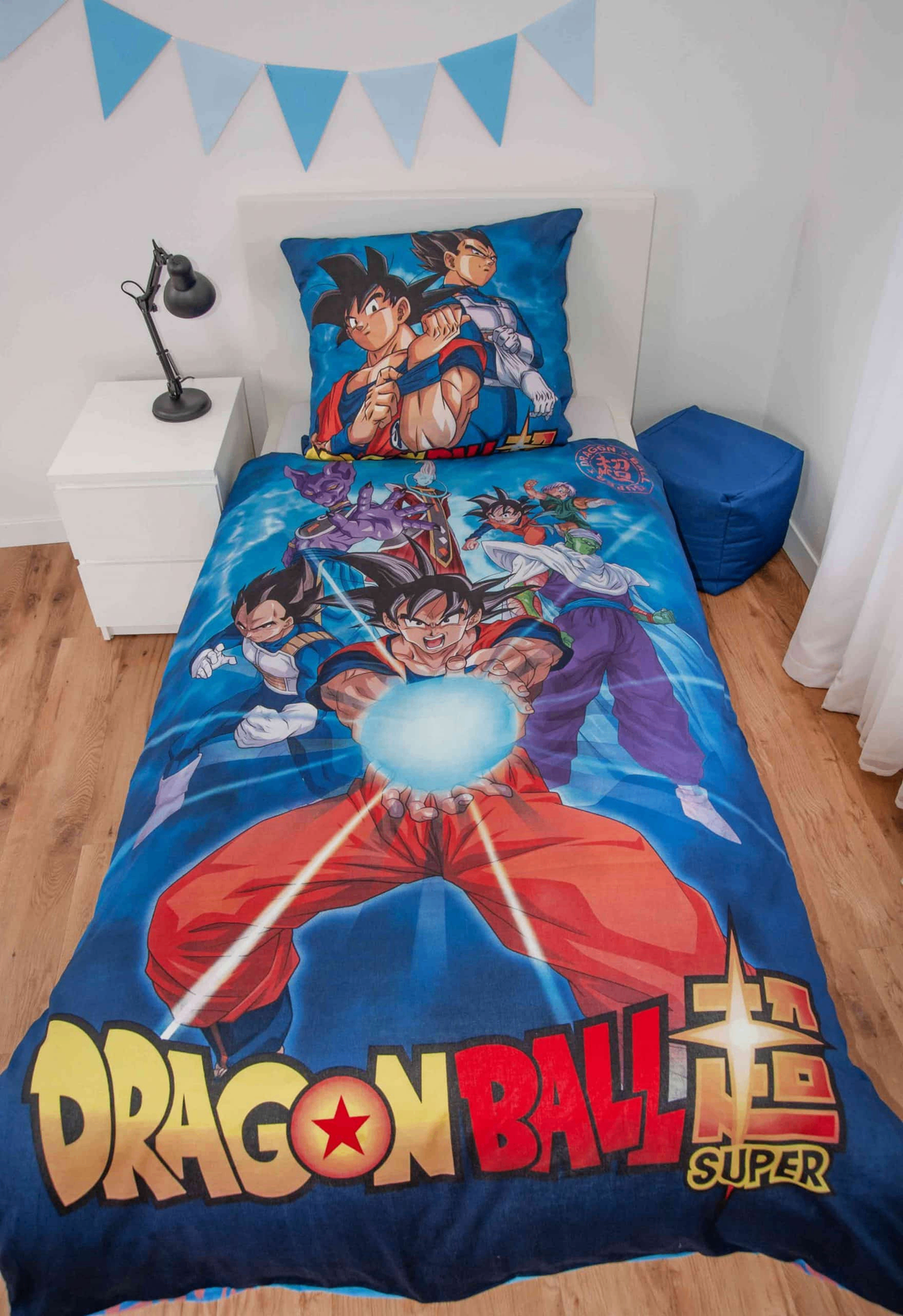 Ambiente Aufnahme vom Dragonball Wende Bettwäsche-Set 135x200 cm + 80x80 cm 100% Baumwolle in einem Bett