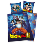 Freigestellte Produktansicht der Vorderseite und Rückseite vom Dragonball Wende Bettwäsche-Set 135x200 cm + 80x80 cm 100% Baumwolle