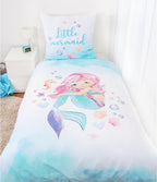 Ambiente Aufnahme vom Bettwäsche Set Meerjungfrau 135 x 200 cm + 80 x 80 cm 100% Baumwolle in einem Bett