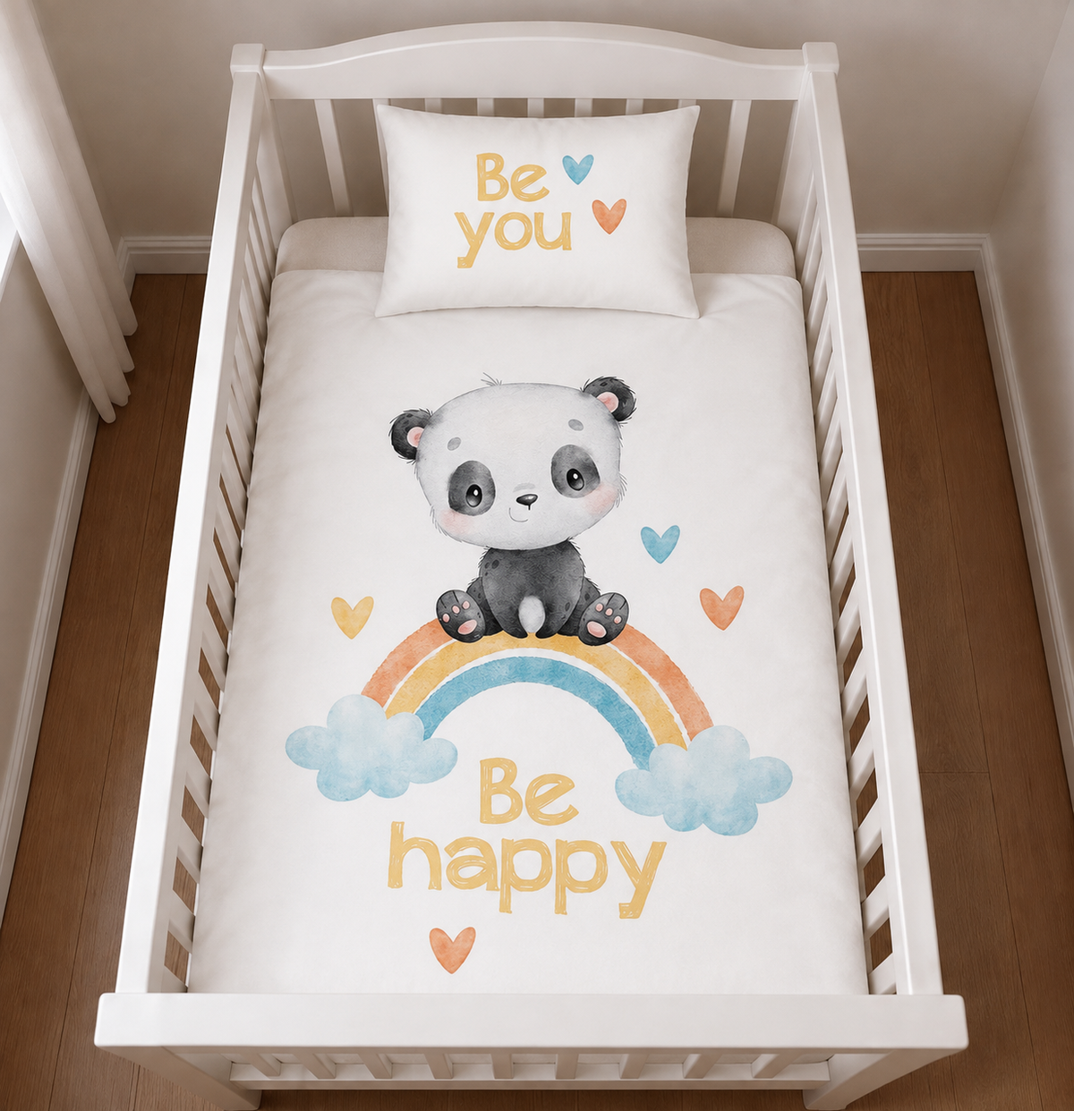 Baby Bettwäsche Panda Regenbogen 100x135 cm / 40x60 cm 100% Baumwolle in einem Babybett. Ansicht von oben auf das Babybett.