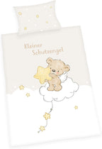 Kleiner Schutzengel Baby Bettwäsche 100 x 135 cm 40 x 60 cm Baumwolle Vorderseite des Motivs. Ein Bär steht auf einer Wolke und hält einen Stern in der Hand. Er ist von kleinen Sternen umgeben. "Kleiner Schutzengel" Schriftzug