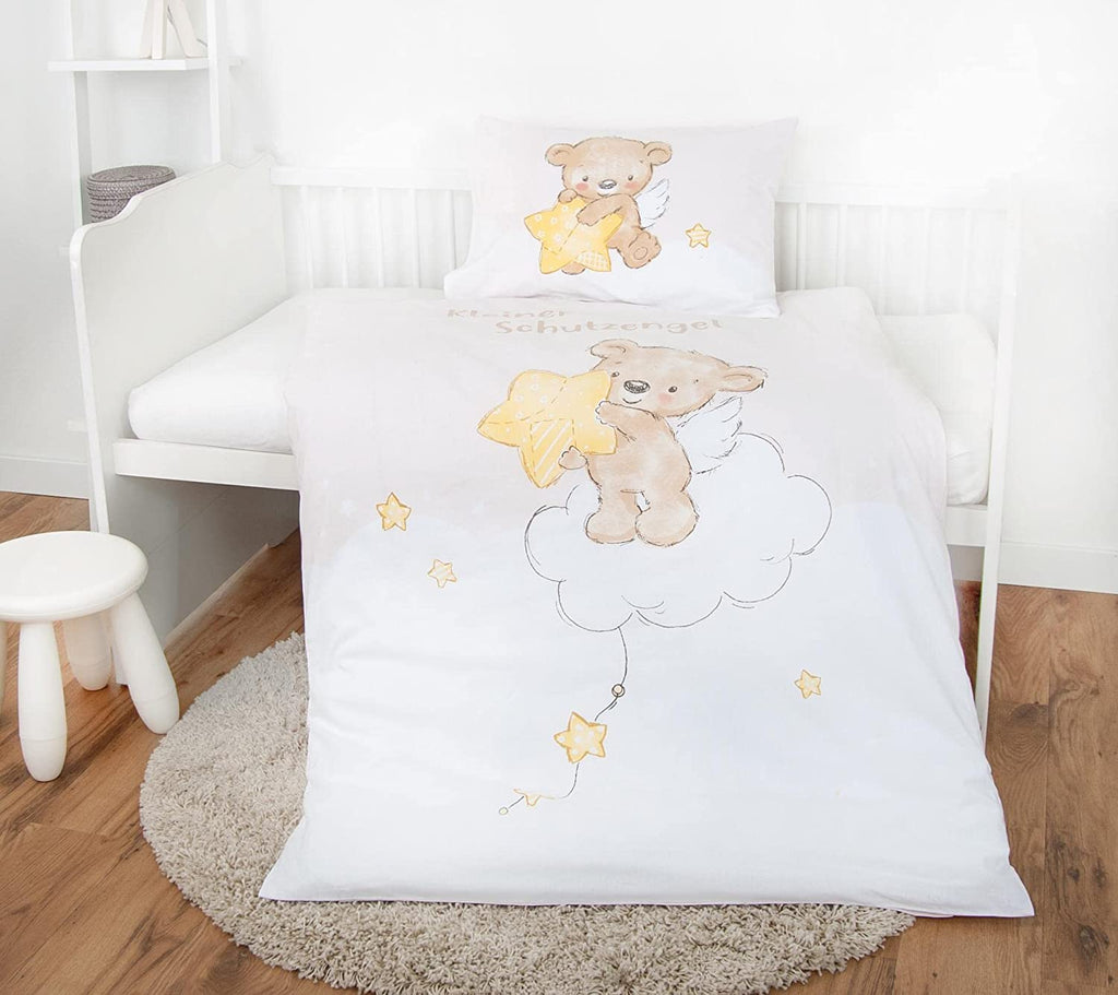 Kleiner Schutzengel Baby Bettwäsche 100 x 135 cm 40 x 60 cm Baumwolle. Ein Bär steht auf einer Wolke und hält einen Stern in der Hand. Er ist von kleinen Sternen umgeben.