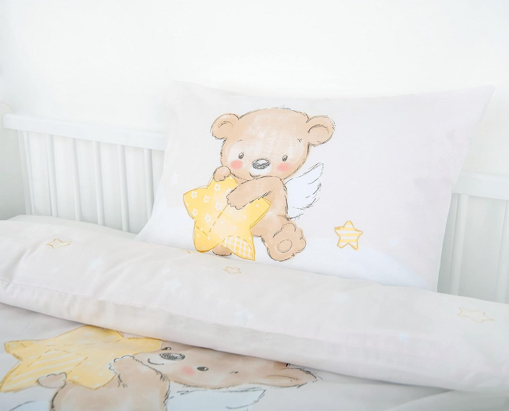 Design der Vorderseite des Kopfkissens. Ein Bär mit Engelsflügeln hält einen großen, gelben Stern in der Hand. Kleiner Schutzengel Baby Bettwäsche 100 x 135 cm 40 x 60 cm Baumwolle