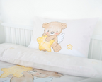 Design der Vorderseite des Kopfkissens. Ein Bär mit Engelsflügeln hält einen großen, gelben Stern in der Hand. Kleiner Schutzengel Baby Bettwäsche 100 x 135 cm 40 x 60 cm Baumwolle