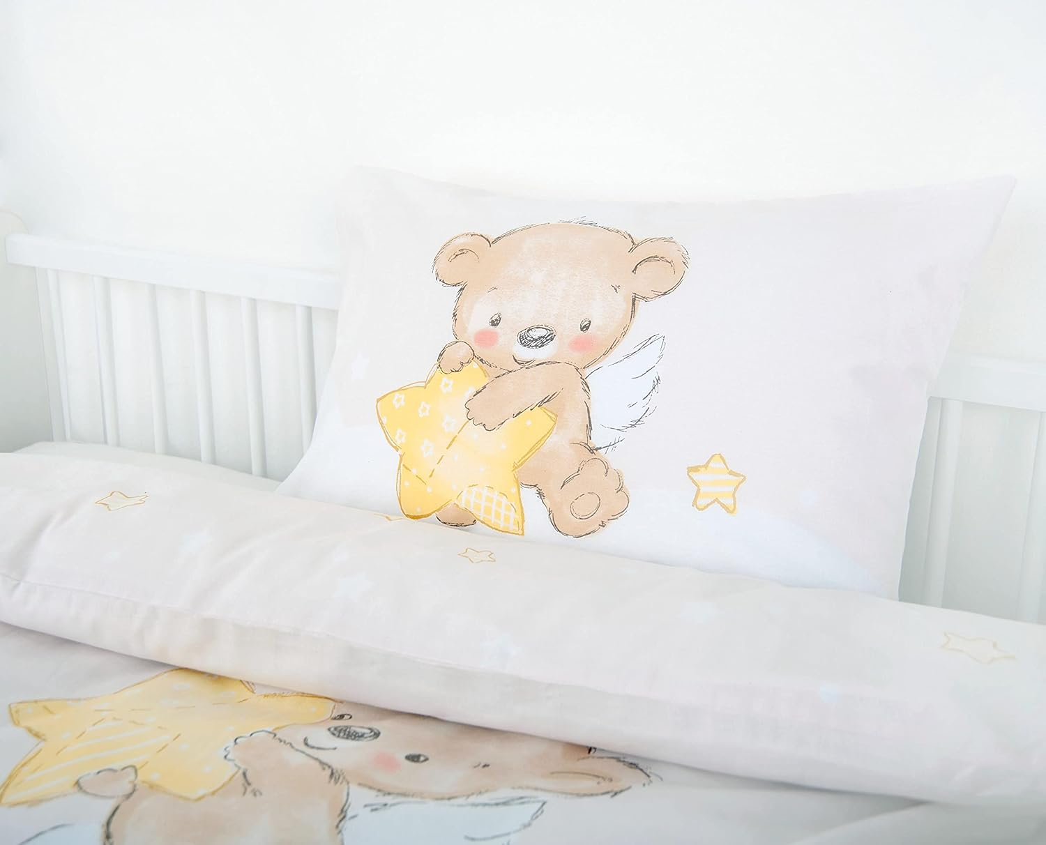 Design der Vorderseite des Kopfkissens. Ein Bär mit Engelsflügeln hält einen großen, gelben Stern in der Hand. Kleiner Schutzengel Baby Bettwäsche 100 x 135 cm 40 x 60 cm Baumwolle