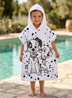 Junge trägt einen Disney 101 Dalmatiner Badeponcho mit Kapuze 50x115 cm, 100% Baumwolle und zeigt die Vorderseite vom Poncho. Im Hintergrund ist ein Pool.