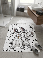 Disney 101 Dalmatiner Badeponcho mit Kapuze 50x115 cm, 100% Baumwolle liegend auf einem Badezimmerboden.