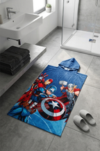 Avengers Hero Badeponcho mit Kapuze 50x115 cm, 100% Baumwolle liegend auf einem Badezimmerboden.