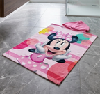 Nahaufnahme vom Minnie Mouse Badeponcho Kinder Poncho mit Kapuze 50x100 cm Baumwolle auf einem Badezimmerboden.
