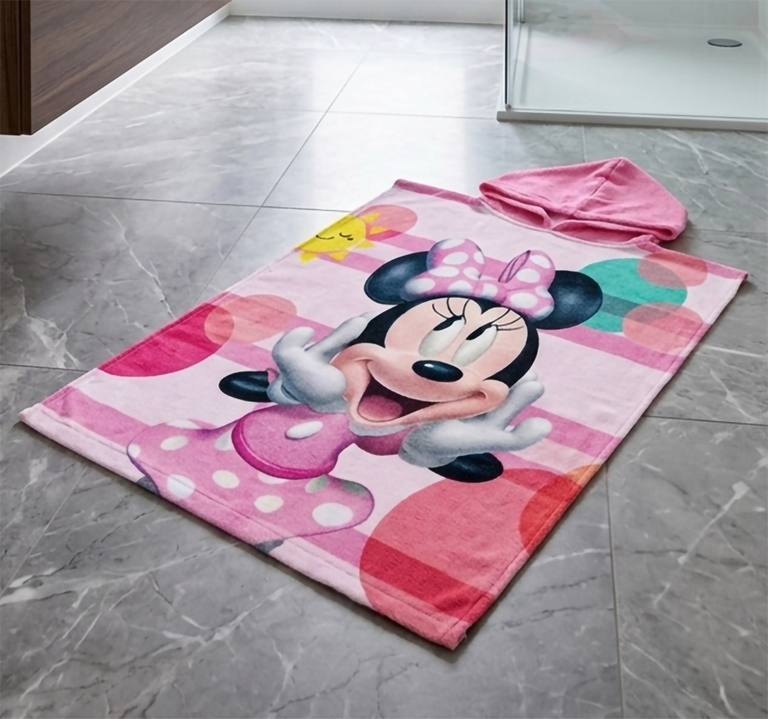 Nahaufnahme vom Minnie Mouse Badeponcho Kinder Poncho mit Kapuze 50x100 cm Baumwolle auf einem Badezimmerboden.
