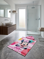 Minnie Mouse Badeponcho Kinder Poncho mit Kapuze 50x100 cm Baumwolle liegend auf einem Badezimmerboden.