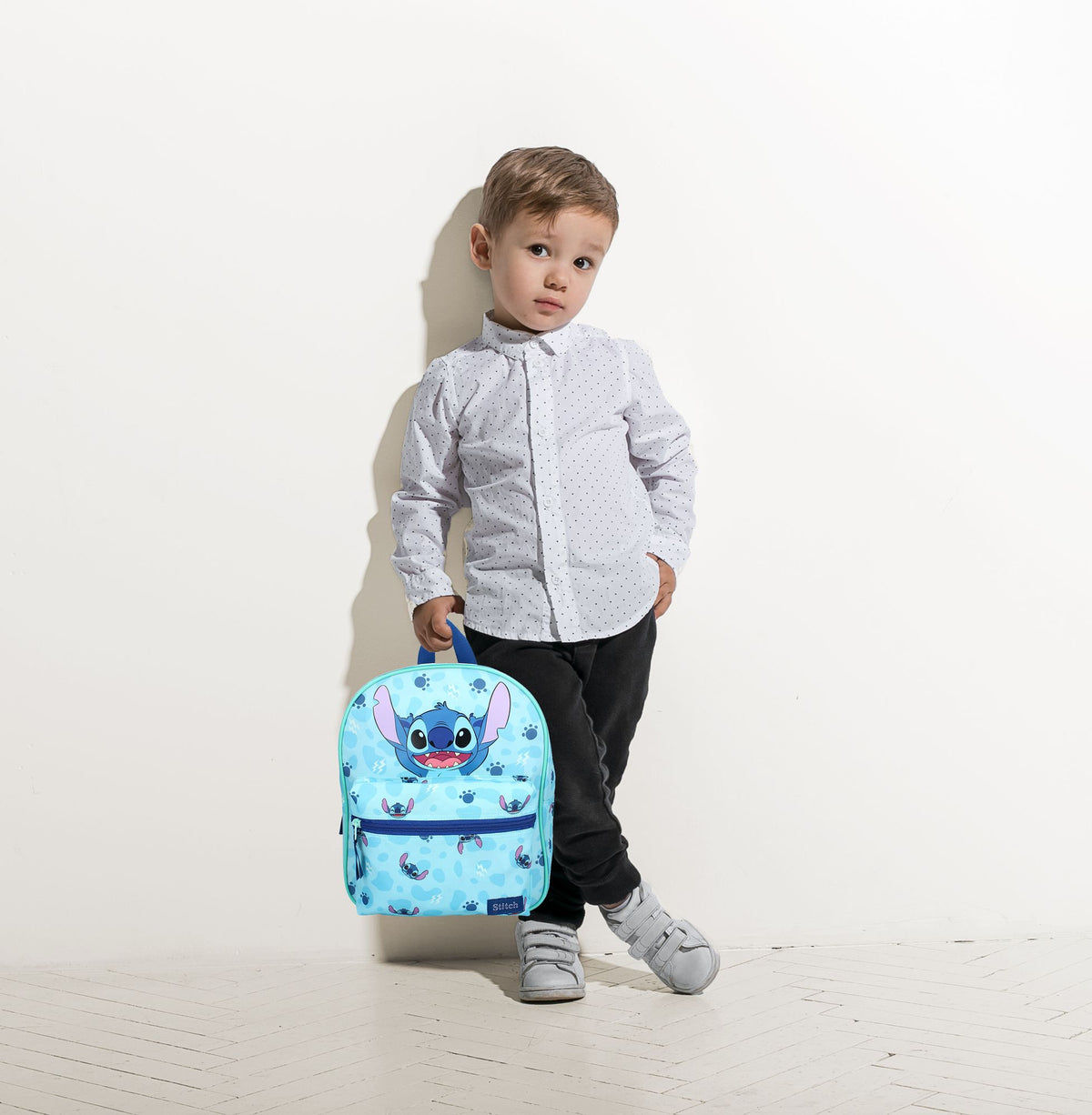 Disney Lilo & Stitch Rucksack für Kinder mit Vorderfach ca. 30 cm in der Hand eines Jungen