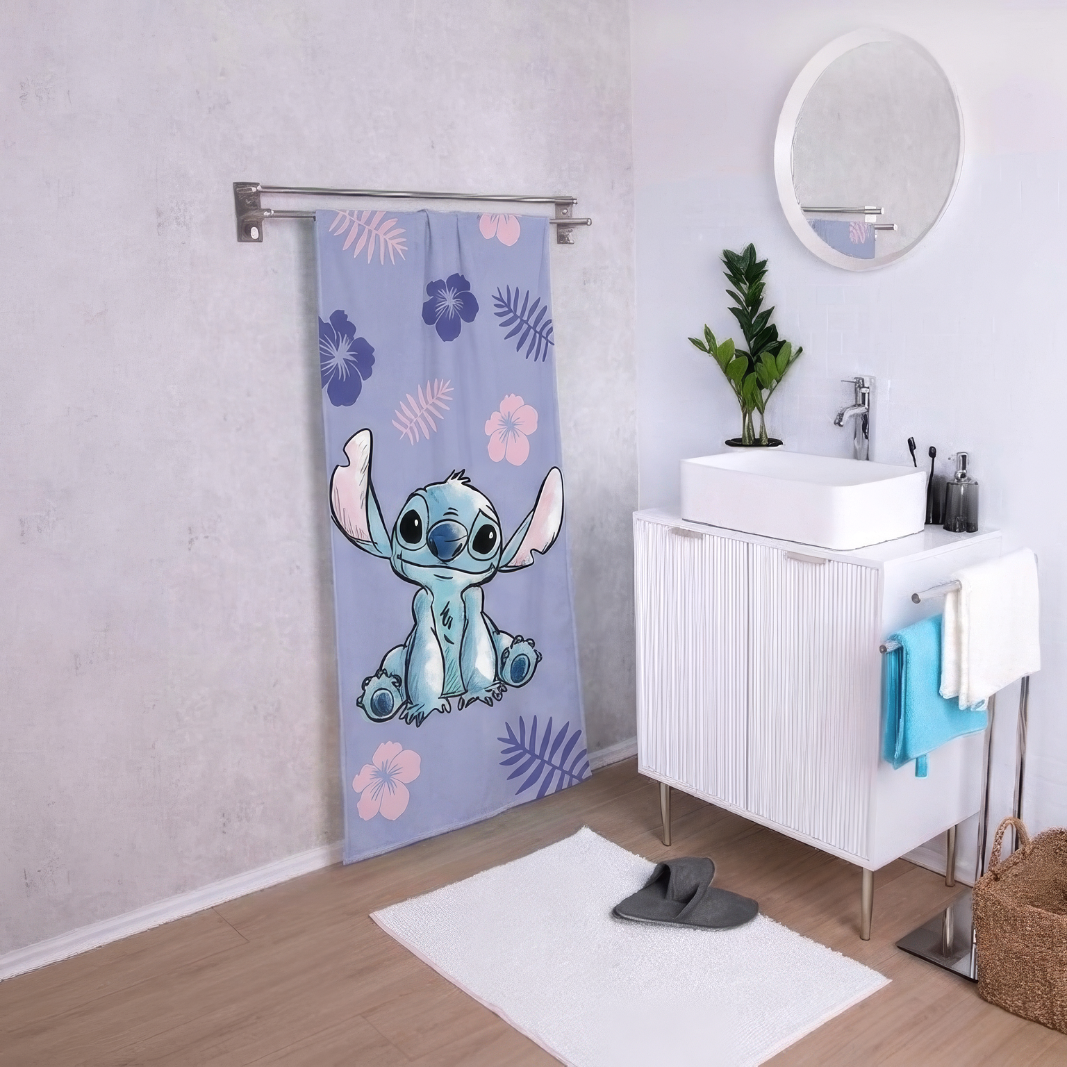 Disney Lilo & Stitch Duschtuch Strandtuch Badetuch 70x140 cm Baumwolle am Handtuchhalter in einem modernen Badezimmer.