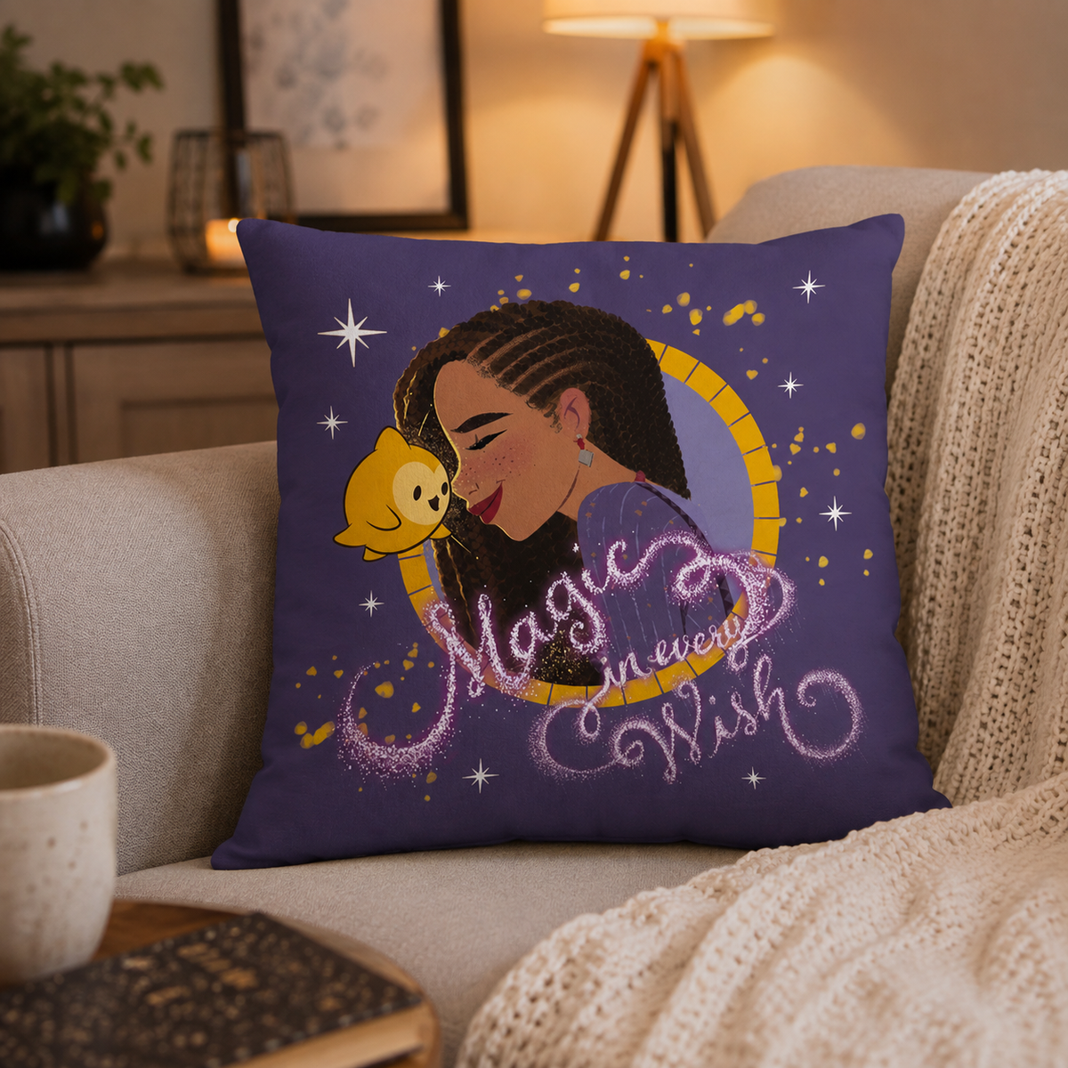 Ambiente Aufnahme von der Vorderseite vom Disney Wish Kuschelkissen Dekokissen 35 x 35 cm
