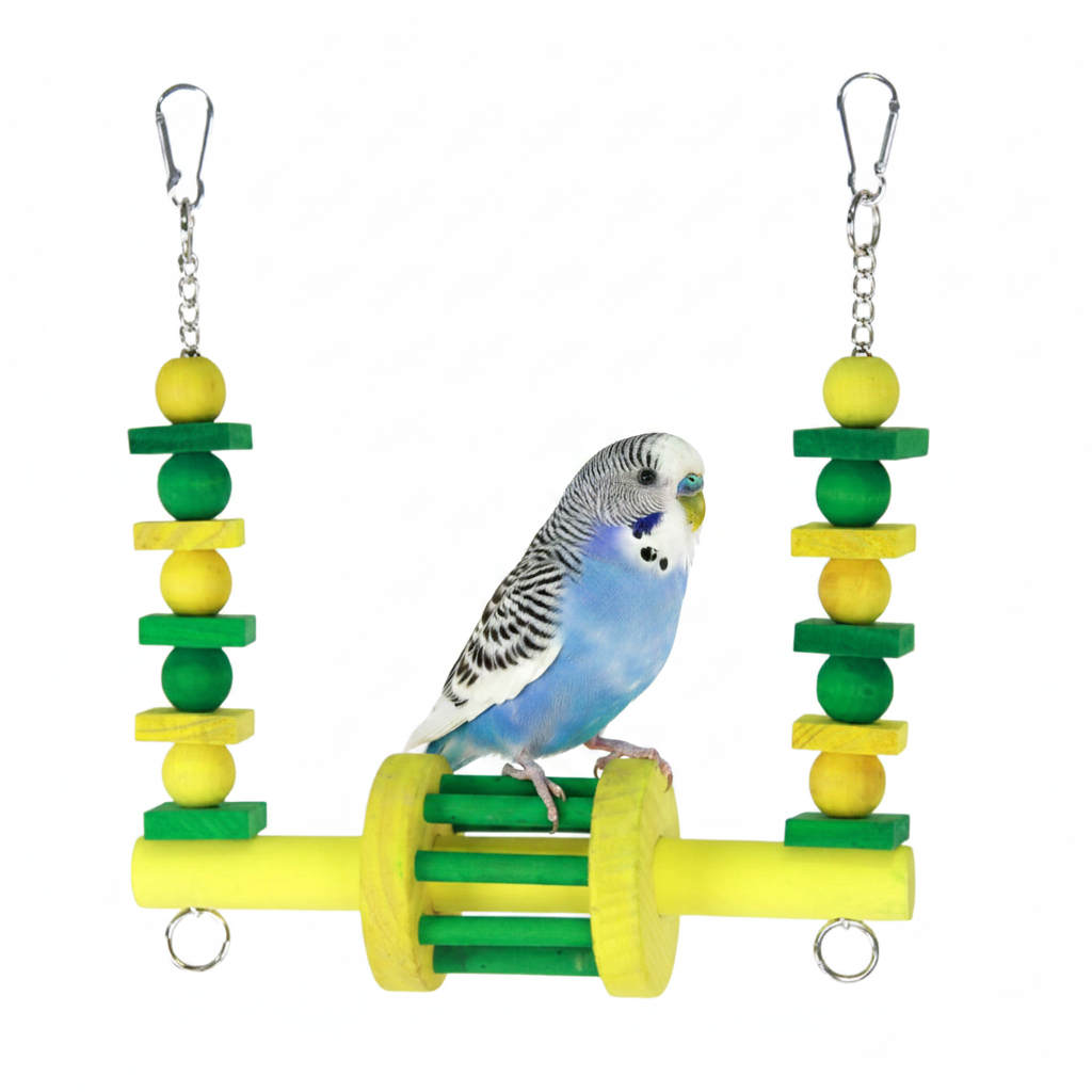 Freigestellte Produktansicht von Vogelspielzeug Vogelschaukel aus Holz mit Holzperlen & Kette 26 cm mit einem blauen Wellensittich