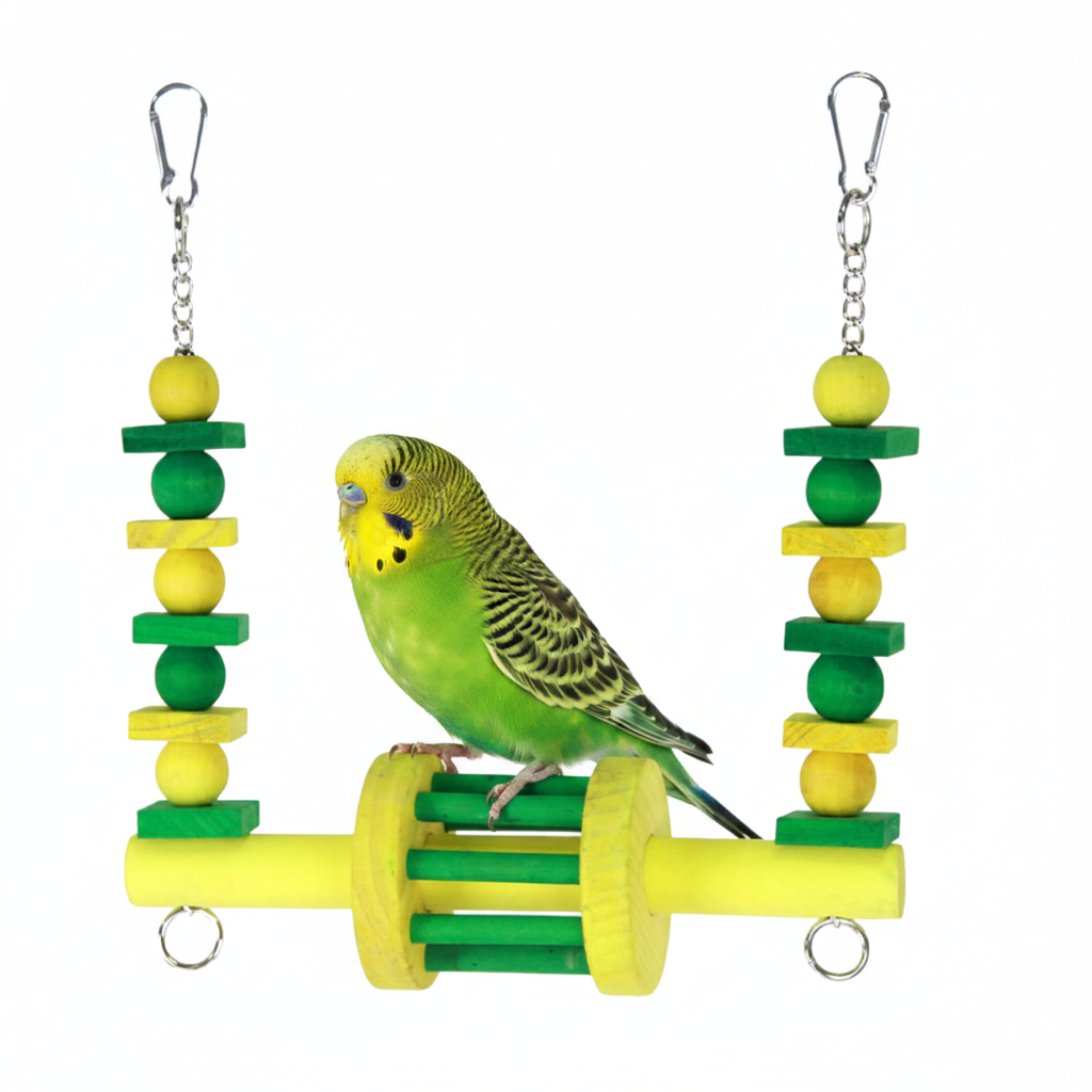 Freigestellte Produktansicht von Vogelspielzeug Vogelschaukel aus Holz mit Holzperlen & Kette 26 cm mit einem grünen Wellensittich